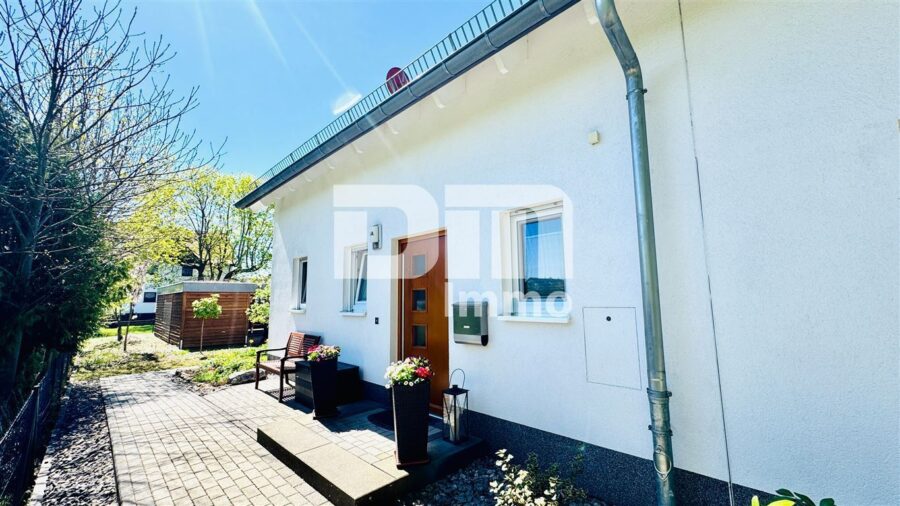 Modernes Familienglück nahe KfW 55-Standard mit Terrasse, Carport und Parkplatz - Seitenansicht / Haupteingang